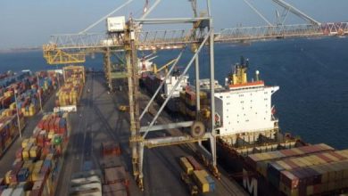 صورة الحوثي يصرف بدلات أمن لعناصره في الحديدة وتحركات مريبة في الميناء والمدينة