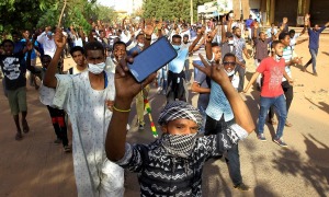 صورة احتجاجات السودان.. دعوة لإضراب عام ومطالبة بتنحي الرئيس