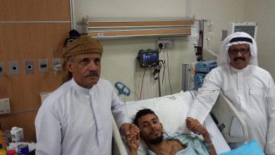 صورة اللواء هيثم قاسم طاهر يقوم بزياره الجريح النوبي في مستشفى زايد بابوظبي