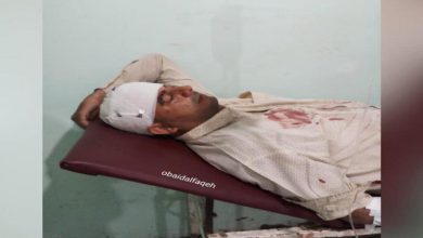 صورة اصابة الاعلامي الجنوبي شايف الحدي اثر تعرض مركبته للغم ارضي