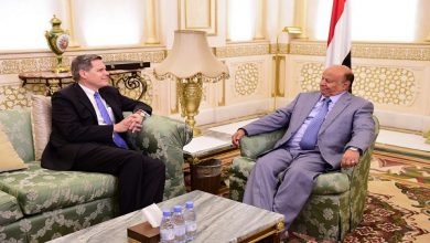 صورة الرئيس اليمني يستقبل سفير واشنطن لدى اليمن