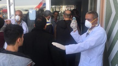 صورة مدير الخدمات الصحية بمطار عدن الدولي يطمئن المواطنين بعدم دخول اَي مصاب إلى البلاد