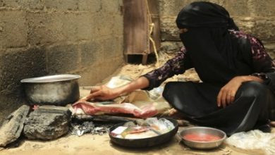 صورة في الوقت الذي يحتفل العالم باليوم العالمي للمرأة.. تعيش المرأة اليمنية ظروفا اقتصادية ومعيشية قاسية
