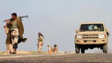 صورة شهيد وجريح حصيلة هجوم مليشيات الإخوان الإرهابية على نقطة أمنية في أبين