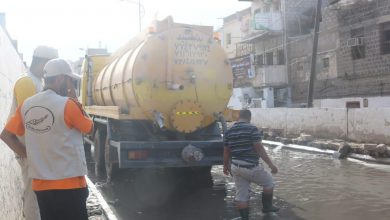 صورة مؤسسة يافع للعمل والإنجاز وجمعية القعيطي الخيرية يواصلان أعمال شفط المياه الراكدة جراء سيول عدن