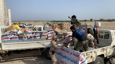 صورة أبناء مرفد يافع يسيرون قافلة غذائية للمقاتلين الجنوبيين في جبهات أبين