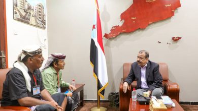 صورة اللواء بن بريك يناقش مع مدير عام المضاربة ورأس العارة ومدير أمنها الأوضاع العامة بالمديرية