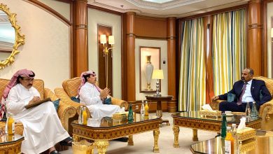 صورة الرئيس عيدروس الزُبيدي يستقبل اللواء عبدالله غانم القحطاني والعميد حسن الشهري