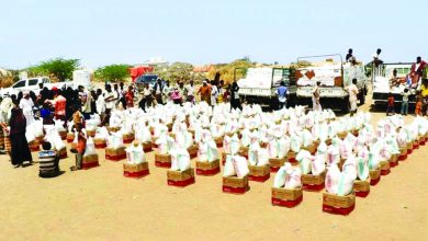 صورة الإمارات تواصل توزيع المساعدات الغذائية للنازحين في الساحل الغربي