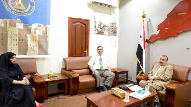 صورة رئيس الإدارة الذاتية للجنوب يلتقي مديرة بنك اليمن والكويت في العاصمة عدن