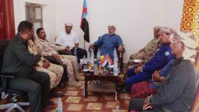 صورة رئيس انتقالي سقطرى يترأس اجتماعاً استثنائياً بالقيادات الأمنية والعسكرية في المحافظة