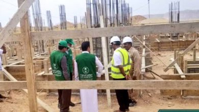 صورة بتمويل من البرنامج السعودي ..استمرار العمل في بناء مدرسة السلام بمديرية سيئون