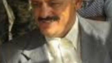 صورة الرئيس الزبيدي يعزي في وفاة المناضل احمد محمود العربي
