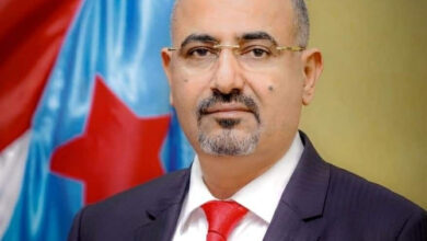صورة الرئيس الزُبيدي يُعزّي في وفاة المناضل اللواء منصور صالح مقفل
