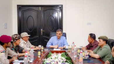 صورة خلال ترأسه اجتماع اللجنة الأمنية.. المحافظ لملس يؤكد على تشديد الإجراءات في منافذ العاصمة عدن