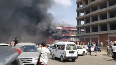 صورة عدن .. اندلاع حريق بأحد المحلات التجارية في مديرية المنصورة