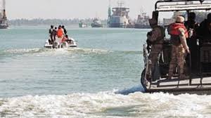 صورة حضرموت: خفر السواحل تنقذ 9 مواطنين من الغرق إثر تعرض قاربهم للانقلاب