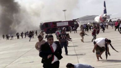 صورة صحيفة دولية: الهجوم الإرهابي على مطار عدن تم بصواريخ باليستية حوثية أطلقت من تعز