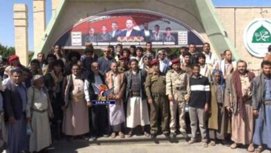 صورة بينهم قائد لواء .. انشقاق 15 عسكرياً من مليشيا الإخوان وانضمامهم إلى الحوثيين