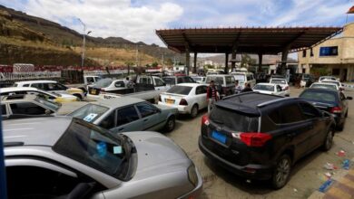 صورة لتعزيز السوق السوداء.. مليشيا الحوثي تفتعل أزمة وقود جديدة في صنعاء