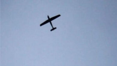 صورة رصد 5 طائرات استطلاع حوثية في سماء الحديدة