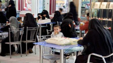 صورة حملات تعسفية حوثية لمنع النساء من العمل في المطاعم والمتاجر