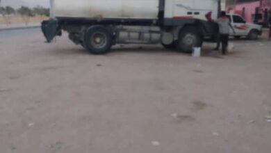 صورة سلطة شبوة الإخوانية تستخدم الشاحنات الصغيرة لتهريب النفط إلى مليشيا الحوثي في البيضاء