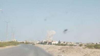 صورة مليشيا الحوثي تستهدف حي المنظر السكني  بصواريخ الكاتيوشا