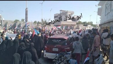 صورة مظاهرات حاشدة في أبين تطالب بطرد المحافظ
