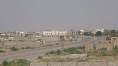 صورة مليشيات الحوثي تجدد استهداف الأحياء السكنية في حيس
