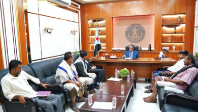 صورة الخُبجي يناقش مع عدد من أعضاء الجمعية الوطنية بأبين جهود تطبيع الحياة بالمحافظة