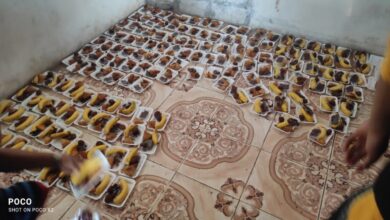 صورة لليوم الثاني على التوالي.. مبادرة شباب فاعل توزع 1000 وجبة إفطار على المسافرين في مداخل العاصمة عدن