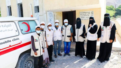 صورة العيادات المتنقلة للهلال الأحمر الإماراتي تواصل تقديم الرعاية الطبية المجانية للمرضى في حضرموت