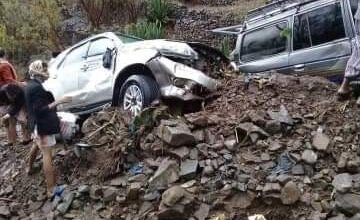 صورة السيول تجرف عدد من السيارات بتعز اليمنية