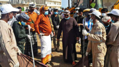 صورة بدعم من “خليفة الإنسانية”.. رئيس انتقالي سقطرى يطلق حملة نظافة في حديبو