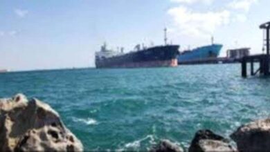صورة ميناء الزيت يستقبل أولى شحنات الوقود السعودية المخصصة لكهرباء عدن