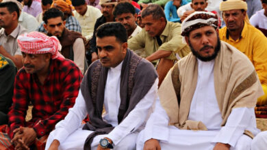 صورة رئيس انتقالي سقطرى يؤدي صلاة العيد مع جموع المصلين بمدينة حديبو