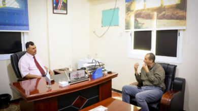 صورة نائب رئيس الجمعية الوطنية يطّلع من المهندس باخبيرة على أبرز المشكلات التي تواجهها مؤسسة مياه عدن
