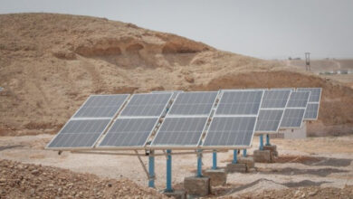 صورة بدعم من الـ”يونيسف”.. تركيب أكثر من 500 لوح شمسي لرفع  إنتاجية المياه في العاصمة عدن والمهرة