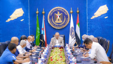 صورة الرئيس الزُبيدي يلتقي رئيس وأعضاء مركز دعم صناعة القرار