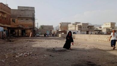 صورة بالقناصة وقذائف المدفعية.. مليشيات #الحوثي تقصف أحياء سكنية متفرقة في #حيس