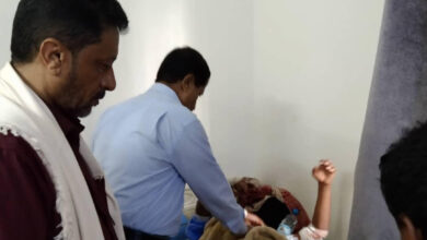 صورة رئيس تنفيذية انتقالي أبين يطمئن على أحوال جرحى تفجير زنجبار بمستشفيات العاصمة عدن