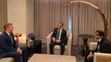 صورة الخُبجي يبحث مع نائب القائم بأعمال السفير الأمريكي جهود تنفيذ اتفاق الرياض والتهيئة للعملية السياسية الشاملة