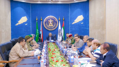 صورة الرئيس القائد عيدروس الزُبيدي يترأس اجتماعًا للقادة العسكريين والأمنيين