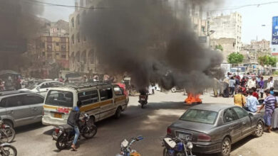 صورة احتجاجات وقطع للطرقات تنديدًا بفساد مليشيا الإخوان في تعز