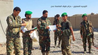 صورة العميد ناجي اليهري يكرّم عدد من جنود نقطة العَلم شرقي العاصمة عدن