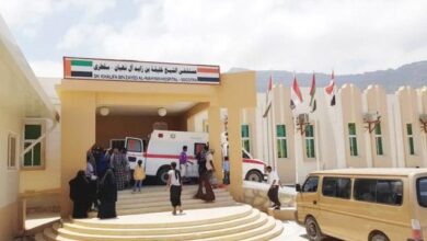 صورة مستشفى خليفة بسقطرى يستقبل 60 ألف جرعة لقاح كورونا