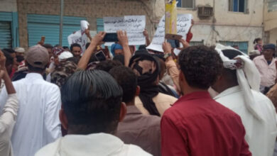 صورة احتجاجات غاضبة في زنجبار تنديدا بارتفاع الأسعار وتواطؤ الشرعية الإخوانية