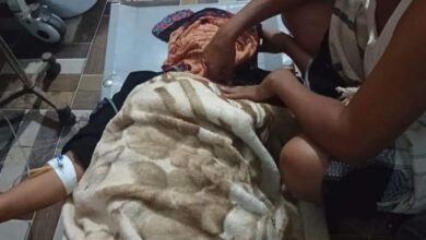 صورة إصابة إمرأة جراء قصف حوثي استهدف مدينة حيس اليمنية