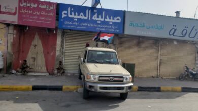 صورة الأطقم الأمنية والعسكرية بساحل حضرموت ترفع أعلام الجنوب خلال فعالية المكلا